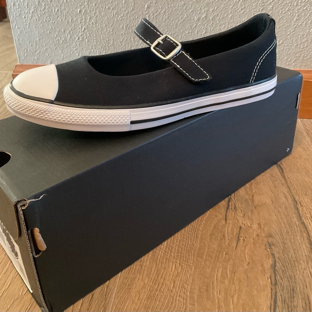 Little girls Converse Mary Jane’s